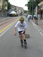 Stefano Borgato salta (con il casco)